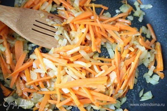 Поджарить лук и морковь на оливковом масле.