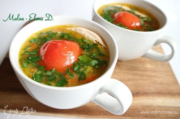 Разлить по суповым чашкам, добавить половинку помидора, мелко нарезанную зелень петрушки, кусочек форели.