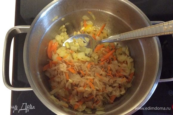 В масло со специями отправляем сперва лук, чеснок и морковь. Как только они зазолотятся, отправляем капусту.