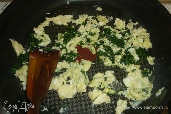 Разогреть сковороду, смазать ее оливковым маслом. Выложить шпинат. Жарить, помешивая. Яйца вылить в сковороду.