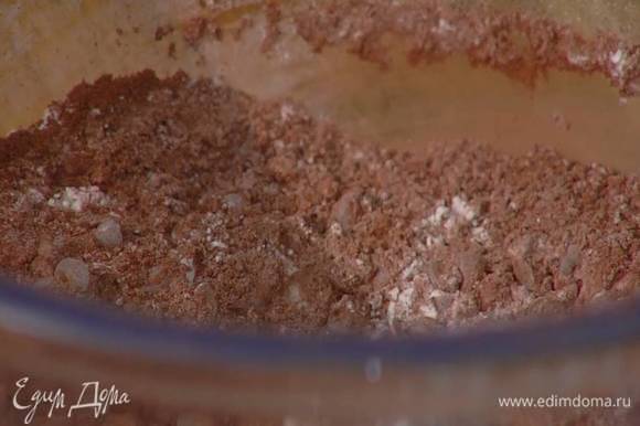 Муку вместе с какао и ванильным сахаром просеять в глубокую миску, добавить шоколадные капли, корицу, имбирь и все перемешать.