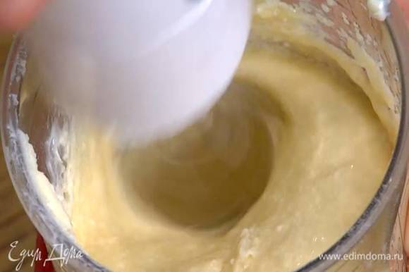 Сахар и 110 г предварительно размягченного сливочного масла взбить блендером с насадкой-венчиком в пышную, воздушную массу, затем, продолжая взбивать, по одному ввести яйца.
