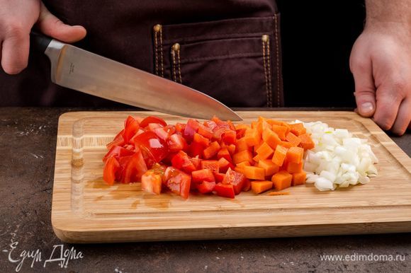 Нарежьте лук, морковь, перец, помидор.