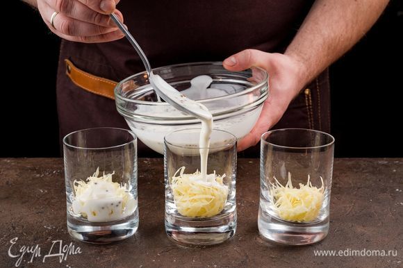Сыр выложите первым слоем в порционный стакан для верринов. Далее добавьте 1 ст. л. заправки.