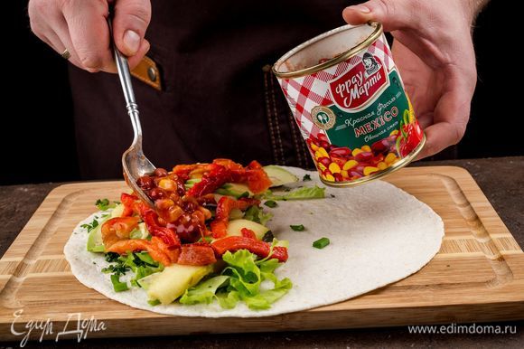 Сверху положите красную фасоль овощная смесь в томатном соусе MEXICO ТМ «Фрау Марта».