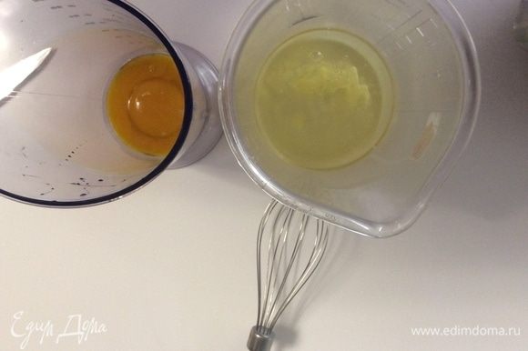 Параллельно готовим шапочку из ананасово-кокосового суфле. Берем два яйца. Вы не забыли, у нас остался еще один неиспользованный белок? Так вот, прямо к нему отправляем белки еще двух яиц, желтки отдельно.