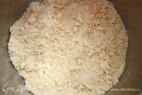 Песочное тесто. В муку добавить сахарный песок, ванильный сахар, сливочное масло и соль.