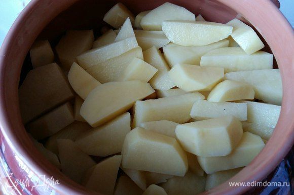 Картофель нарезать крупно и выложить сверху на нут.