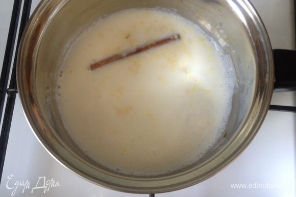 В сотейник влейте молоко, добавьте корицу, ванилин, цедру лимона и доведите до кипения.