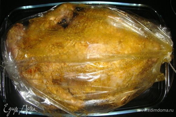 Положить в рукав для запекания и убрать в холодильник на ночь. На следующий день запекать курицу 1,5 часа при температуре 190°С.