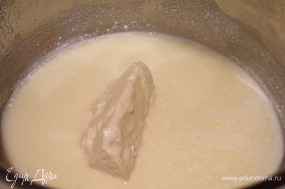 Сыр делим на две части и кладем в молоко, нагреваем.