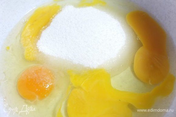 Яйца, сахар и ванильный сахар взбиваем до пышной светлой массы.