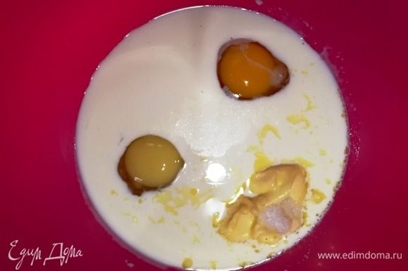 В теплое молоко добавьте яйца, 35 г сахара, соль, сливочное масло и перемешайте до однородности.