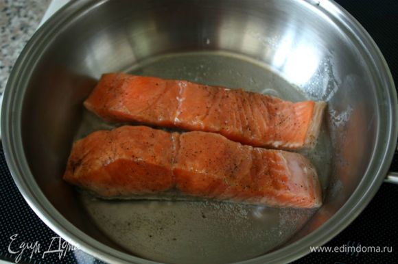 В сковороде нагреть 3-4 ст. л. воды и положить рыбу кожей вниз. Убавить огонь до минимума, накрыть сковороду крышкой и готовить рыбу в течении 7-10 минут. Лосось должен готовиться на пару, а не поджариваться. Хорошо, если внутри кусочка цвет рыбы останется розовым. Готовую рыбу остудить, хранить в плотно закрытом контейнере в холодильнике до 3-х дней.