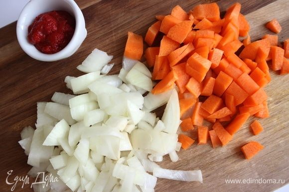 Овощи для соуса порезать.