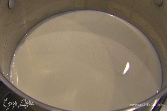 Молоко влить в небольшую кастрюлю и подогреть так, чтобы оно было теплым, а не горячим.