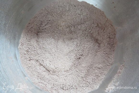 Муку, миндальную муку, сахарную пудру и какао просеять в чашу миксера, перемешать, добавить соль.
