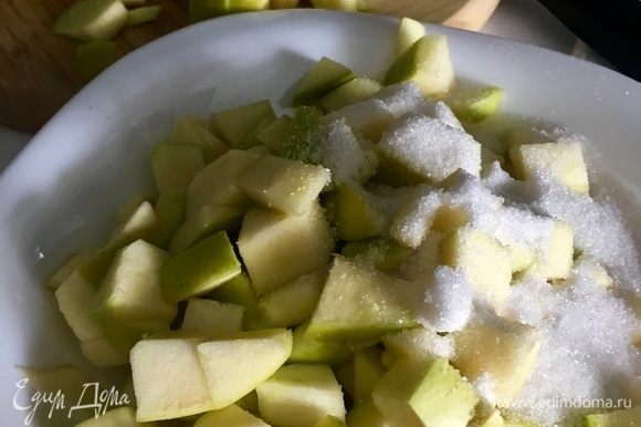 Яблоки нарезать небольшим кубиком, посыпать сахаром. Сладость можно регулировать на свой вкус.