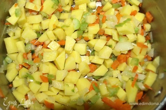 Картофель мелко нарезать и добавить в кастрюлю. Потомить с овощами 1 минуту.