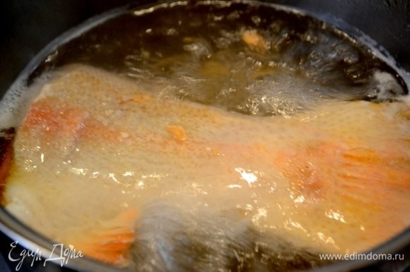 Отвариваем хвост форели в кастрюле с водой. Добавляем специи, зелень. Готовую рыбу очистить от костей и разобрать на кусочки для салата.