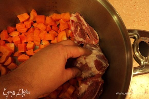 Укладываем на подушку морковную куски мяса (в полкулака, плотненько достаточно).
