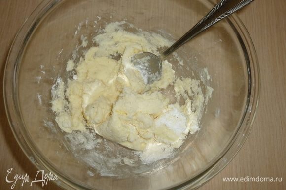 Масло взбить с сахарной пудрой и ванилином.