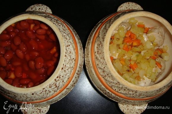 На мясо выложить овощи, затем красную фасоль ТМ «Фрау Марта» в томатном соусе вместе с соусом.
