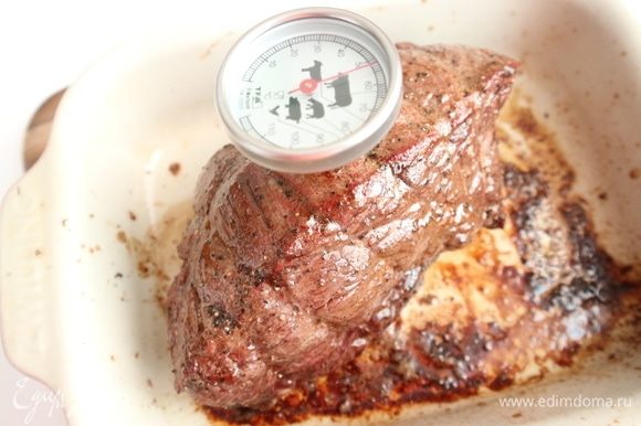 Поставьте мясо в духовку в жаропрочной форме на 20 минут (время зависит не только от размера отруба мяса, но и от вида отруба), полить выделяющимся соком, температуру убавить до 160°С. В процессе приготовления периодически поливать мясо выделяющимся соком.