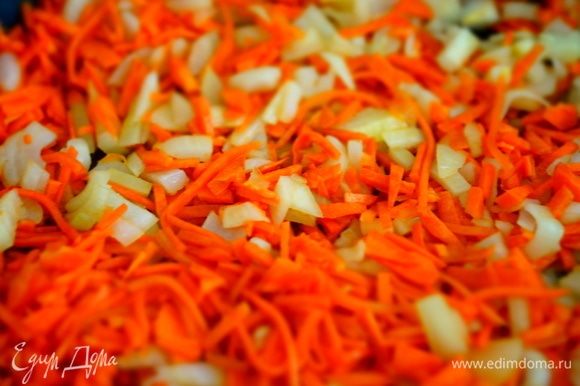 Морковь нарезаю мелкой соломкой, вы можете натереть. Лук режу не очень мелко. Овощи обжариваю на сковороде с растительным маслом до полуготовности, минут 7-10. В конце обжаривания, добавляю немного соли.