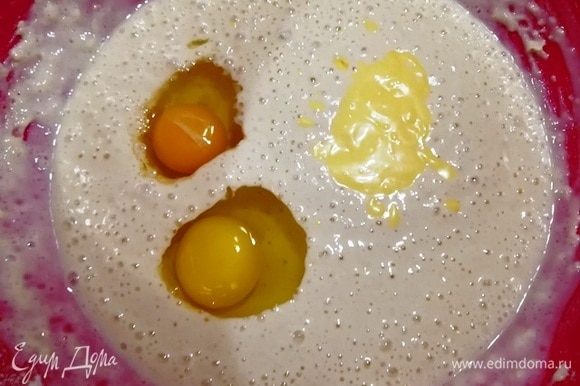 Добавляем куриные яйца, растопленный маргарин, ванилин. Перемешиваем.