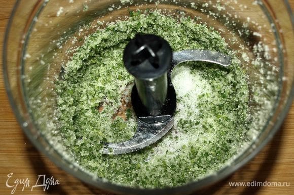 Мяту измельчаем с сахаром (количество сахара при желании можно увеличить) в блендере. Если хотите получить печенье зеленого цвета, то надо мяту с сахаром измельчить погружным блендером, чтоб получилась насыщенная зеленая масса.