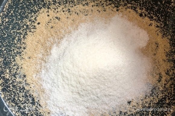 В большой миске, где будем замешивать тесто, смешать быстрорастворимые дрожжи, соль и сахар.