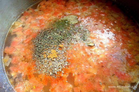Отправить в суп морковь и варить до готовности риса. Помешивать, чтобы рисинки не прилипли ко дну кастрюли.