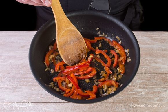 Обжарьте лук с чесноком и сладким перцем на сковороде до размягчения. Добавьте к овощной зажарке ломтики филе и стручковую фасоль. Снимите с огня.