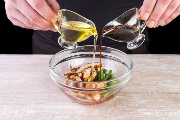 Заправьте салат оливковым маслом и соевым соусом.