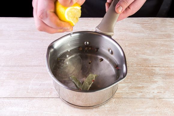 Доведите кастрюлю с водой до кипения, добавьте лавр, перец горошком и лимонный сок.
