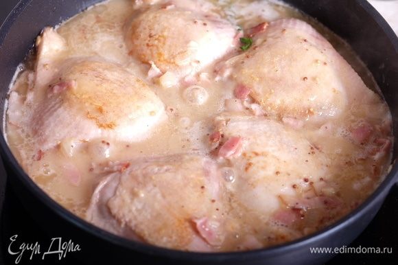 «Утопить» в соусе куриные бедра, довести до кипения, прикрыть крышкой и тушить курицу на медленном огне минут 20–30.
