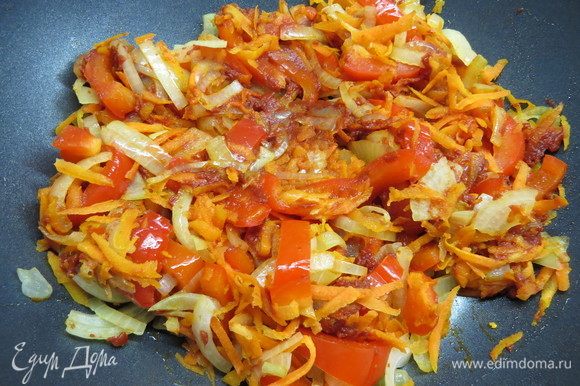 Морковь очистить, натереть на крупной терке. Перец нарезать соломкой. Добавить в сковороду к луку, обжарить на среднем огне несколько минут, затем добавить томатную пасту.