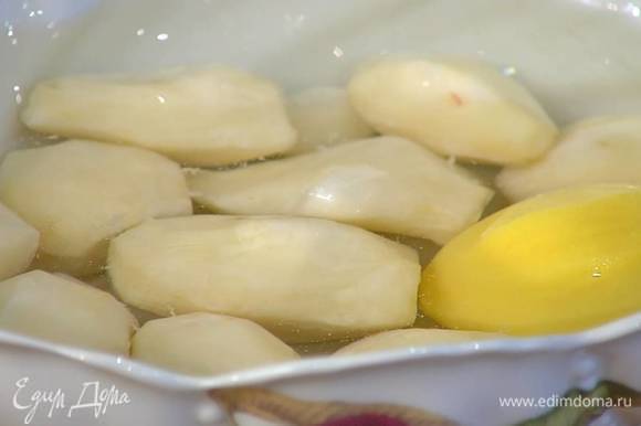 Топинамбур и картофель почистить, нарезать крупными кусками, залить водой, влить лимонный сок и дать постоять.