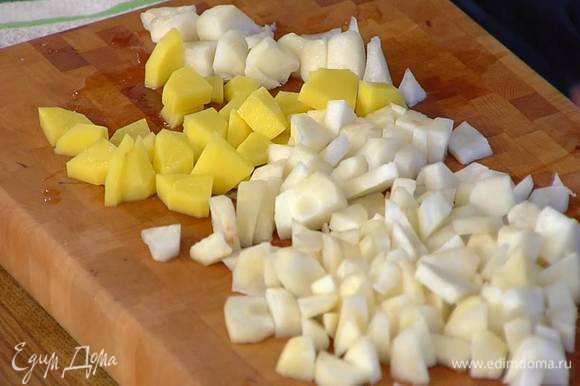 Топинамбур и картофель нарезать маленькими кусочками, выложить к луку, все перемешать и обжарить.