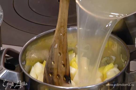 Горячий бульон влить в кастрюлю, так чтобы овощи были покрыты, и варить 25 минут до готовности овощей.