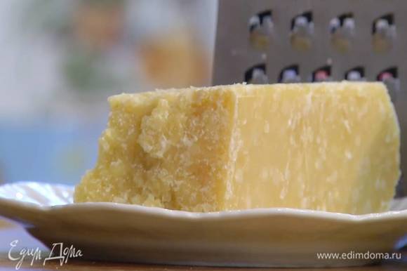 Сыр натереть на крупной терке, половину добавить к супу и все еще немного взбить.