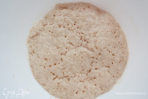 Готовим тесто. Ставим опару: в теплое молоко всыпать сахар, дрожжи, перемешать и убрать в теплое место на 15–20 минут.