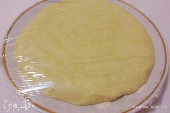 Для того, чтобы тесто охладилось быстрее и равномернее, можно сделать из него такую толстую лепешку. Накрыть тарелку с тестом пищевой пленкой и отправить в холодильник на полчаса.