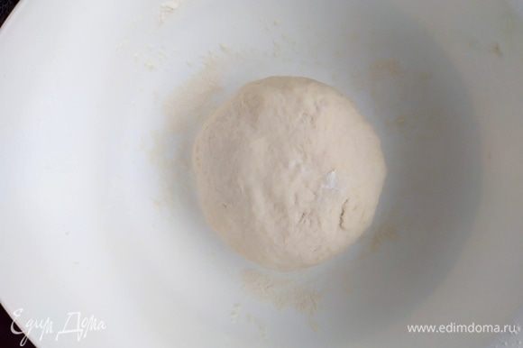 Замесить плотное и нелипкое тесто. Месить не менее 10 минут. Миску посыпать мукой и поместить в нее тесто. Оставить в теплом месте без сквозняков на 1 час.