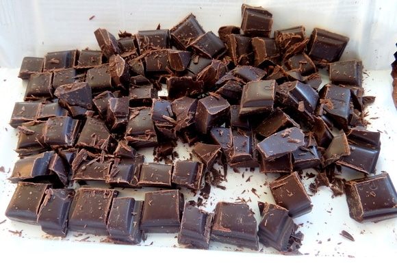 Шоколад 70% порубить крупно.