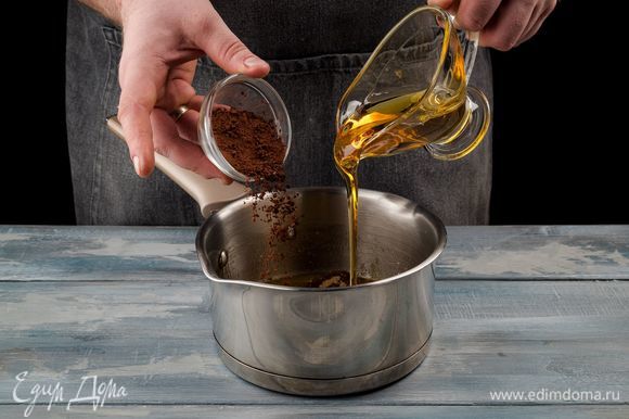 Растопите сливочное масло в кастрюле, добавьте пряности, сахар, какао и мед.