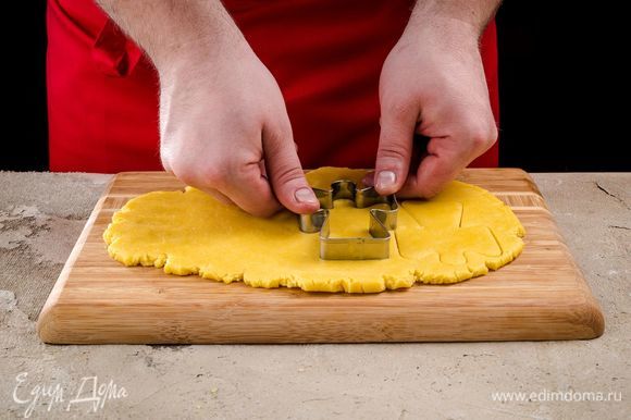 Раскатайте тесто в пласт не толще 1 см. Вырежьте печенье, используя формочки.