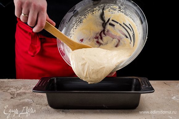 В промасленную форму для выпечки вылейте тесто. Выпекайте кекс в духовке 50 минут при температуре 175°С. Тем временем приготовьте глазурь.
