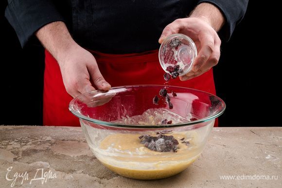 Промойте клюкву и залейте ее кипятком на 15 минут. Обсушите ее, смешайте с небольшим количеством муки и вмешайте в тесто.